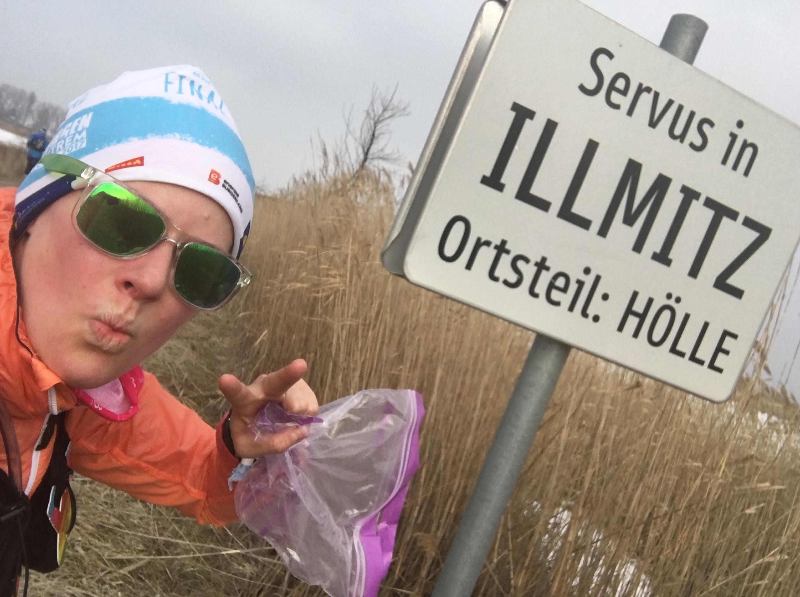 klein Birgit vor dem Schild "Illmitz - Ortsteil Hölle"